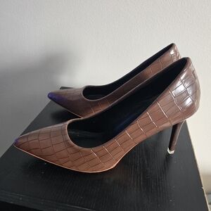 Elegant Brown Croc-Embossed Women's Heels